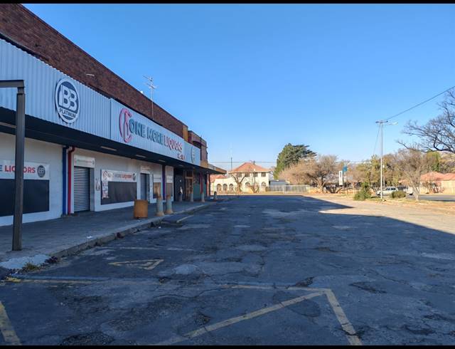 2,368M² BUSINESS CENTRE FOR SALE IN THREE RIVERS